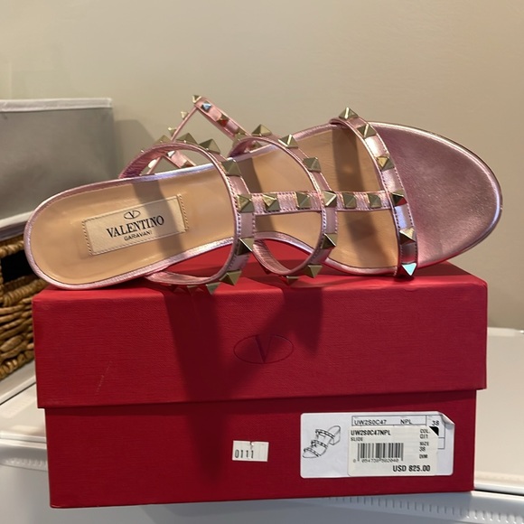 Metallic Valentino cage block sandals! pretty in pink..Valentine’s Day ready 💖. - Picture 6 of 9